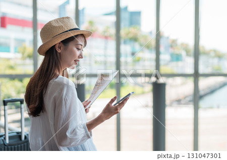 旅行をする若い女性 旅行をする若い女性 131047301