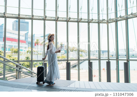 旅行を楽しむ若い女性 旅行を楽しむ若い女性 131047306