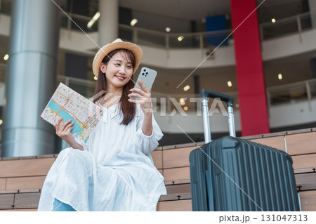旅行の計画をする女性 131047313