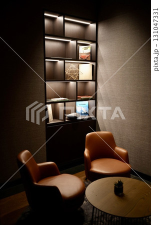 高級ホテルのきれいなラウンジ 落ち着きと快適さを兼ね備えた上質空間 131047331