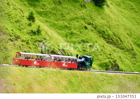 ブリエンツ鉄道から眺めるスイスの美しい山岳風景と絶景パノラマ 131047351