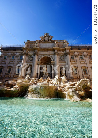 ローマの名所トレヴィの泉 美しい彫刻と水のきらめきが魅力の絶景スポット 131047372