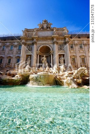 ローマの名所トレヴィの泉 美しい彫刻と水のきらめきが魅力の絶景スポット 131047378