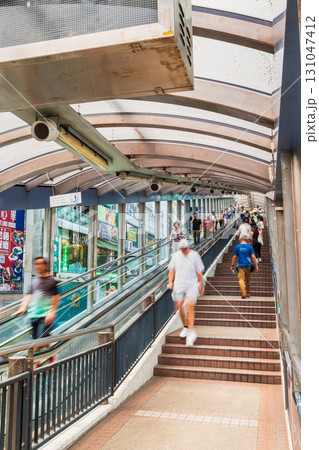 香港　ミッドレベル・エスカレーター　※朝の通勤時間帯は下り運転 131047412