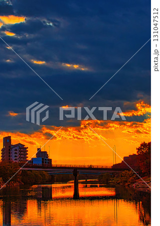 夕焼けに染まる街 夕焼けに染まる街 131047512