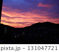 街のシルエットに浮かび上がる夕焼け 131047721