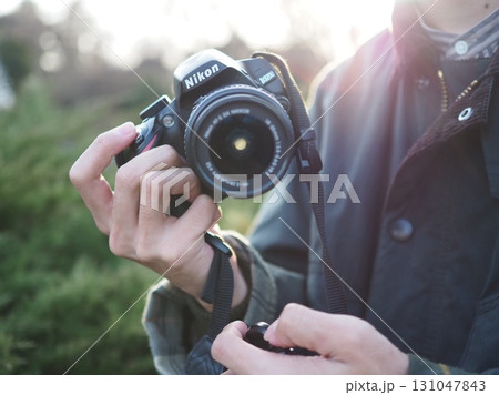 写真を撮る男性 131047843