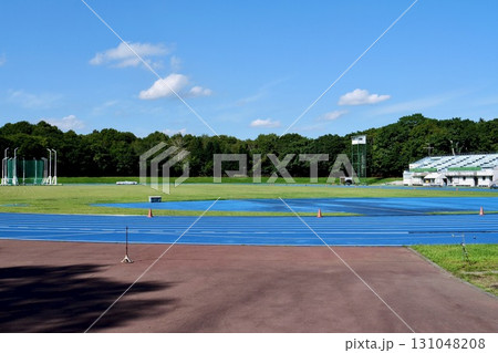 快晴の陸上競技場場「青いトラックと芝生」「千歳青葉公園」 131048208