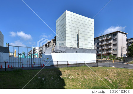 取り壊される老朽化した公営住宅　大型重機での解体の作業風景 131048308