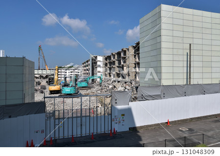 取り壊される老朽化した公営住宅 大型重機での解体の作業風景 取り壊される老朽化した公営住宅 大型重機での解体の作業風景 131048309