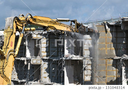 取り壊される老朽化した公営住宅　大型重機での解体の作業風景 131048314