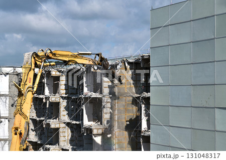 取り壊される老朽化した公営住宅 大型重機での解体の作業風景 取り壊される老朽化した公営住宅 大型重機での解体の作業風景 131048317