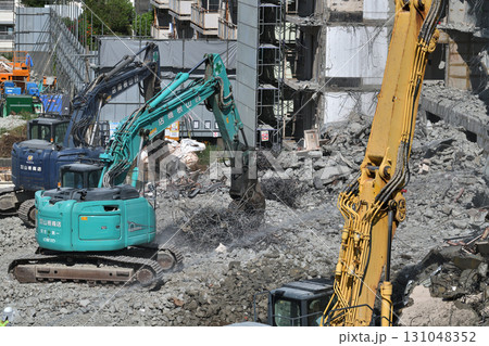 取り壊される老朽化した公営住宅　重機で金属の分別作業 131048352