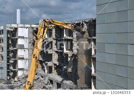 取り壊される老朽化した公営住宅　大型重機での解体の作業風景 131048353