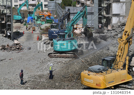 取り壊される老朽化した公営住宅　重機で金属の分別作業 131048354
