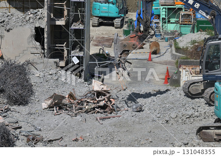 取り壊される老朽化した公営住宅　重機で金属の分別作業 131048355