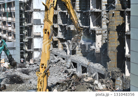 取り壊される老朽化した公営住宅　大型重機での解体の作業風景 131048356
