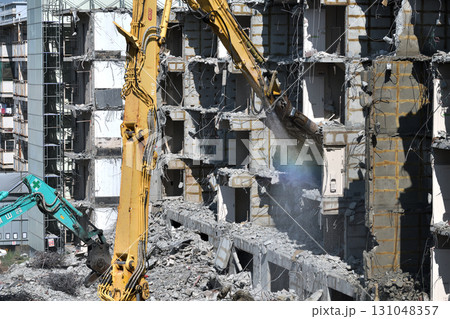 取り壊される老朽化した公営住宅　大型重機での解体の作業風景 131048357