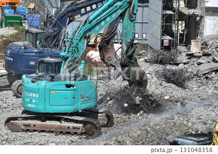 取り壊される老朽化した公営住宅 重機で金属の分別作業 取り壊される老朽化した公営住宅 重機で金属の分別作業 131048358
