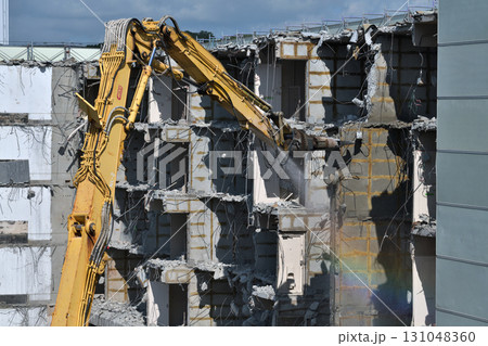取り壊される老朽化した公営住宅 大型重機での解体の作業風景 取り壊される老朽化した公営住宅 大型重機での解体の作業風景 131048360