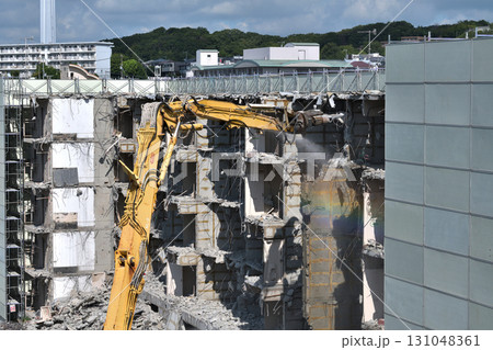 取り壊される老朽化した公営住宅 大型重機での解体の作業風景 取り壊される老朽化した公営住宅 大型重機での解体の作業風景 131048361