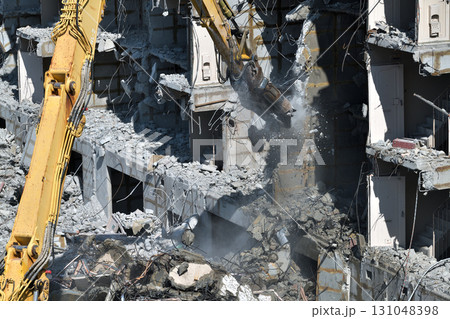 取り壊される老朽化した公営住宅　大型重機での解体の作業風景 131048398