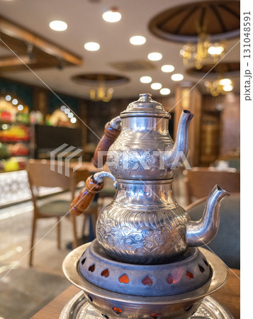 【トルコ】イスタンブール郊外のカフェのテーブルに置かれた伝統的なケトル 131048591