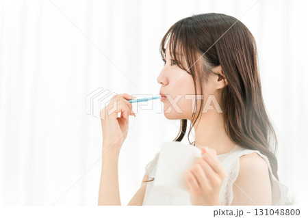 家で歯磨きをする若いアジア人女性(審美歯科・ホワイトニング・デンタルケア) 131048800