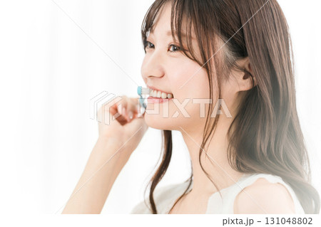歯, 磨く, 女性, デンタルケア, 歯磨き, 歯ブラシ, ホワイトニング, 虫歯, 朝, 歯並び, 131048802