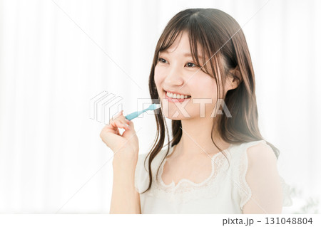 歯, 磨く, 女性, デンタルケア, 歯磨き, 歯ブラシ, ホワイトニング, 虫歯, 朝, 歯並び, 131048804