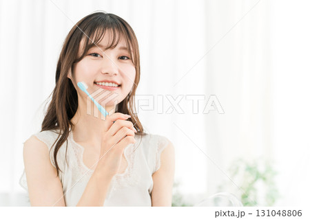 歯, 磨く, 女性, デンタルケア, 歯磨き, 歯ブラシ, ホワイトニング, 虫歯, 朝, 歯並び, 歯, 磨く, 女性, デンタルケア, 歯磨き, 歯ブラシ, ホワイトニング, 虫歯, 朝, 歯並び, 131048806