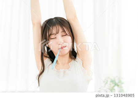 家で歯磨きをする若いアジア人女性(デンタルケア) 131048905