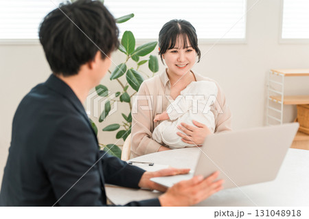 訪問販売で営業マンからアドバイスを受ける赤ちゃんを抱っこする母親,女性客 訪問販売で営業マンからアドバイスを受ける赤ちゃんを抱っこする母親,女性客 131048918