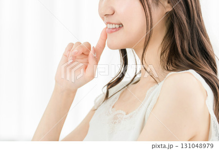 美しい口元・歯の若いアジア人女性(歯並び・歯列矯正・審美歯科・ホワイトニング) 美しい口元・歯の若いアジア人女性(歯並び・歯列矯正・審美歯科・ホワイトニング) 131048979