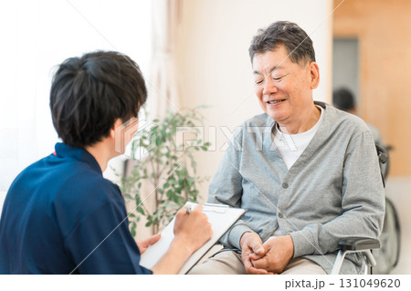 介護施設で問診,カウンセリングを受けるシニア,高齢者男性 介護施設で問診,カウンセリングを受けるシニア,高齢者男性 131049620