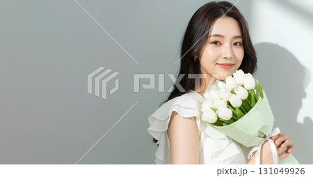 白いチューリップの花束を持つ笑顔の女性 131049926