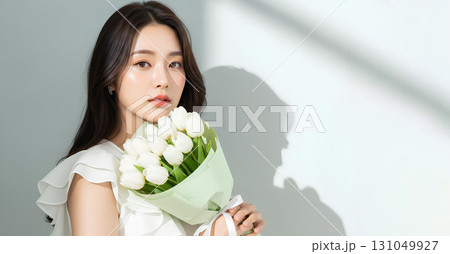 白いチューリップの花束を持つ笑顔の女性 131049927
