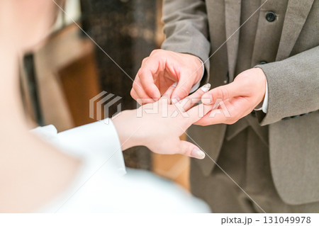 結婚式場で指輪交換する新郎新婦(結婚式・ウェディング・ブライダル) 結婚式場で指輪交換する新郎新婦(結婚式・ウェディング・ブライダル) 131049978