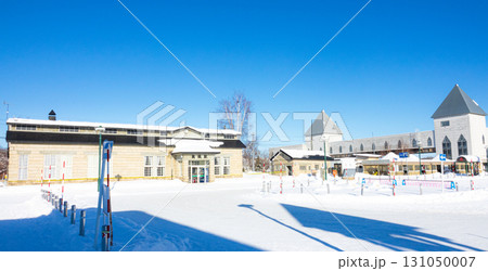 青空広がる真冬の北海道美瑛町にある富良野線美瑛駅前の風景 131050007