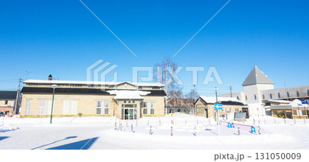 青空広がる真冬の北海道美瑛町にある富良野線美瑛駅前の風景 131050009