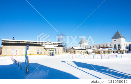 青空広がる真冬の北海道美瑛町にある富良野線美瑛駅前の風景 青空広がる真冬の北海道美瑛町にある富良野線美瑛駅前の風景 131050012