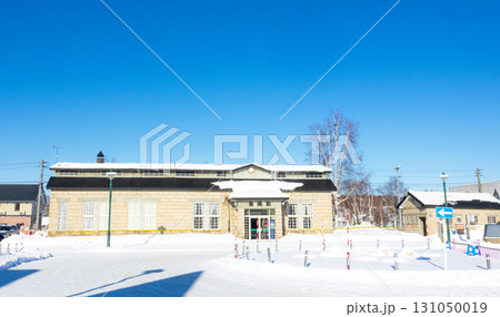 青空広がる真冬の北海道美瑛町にある富良野線美瑛駅前の風景 131050019