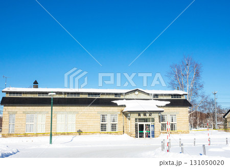 青空広がる真冬の北海道美瑛町にある富良野線美瑛駅前の風景 131050020