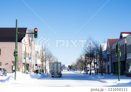 よく晴れた真冬の北海道美瑛町の市街地の何気ない風景 よく晴れた真冬の北海道美瑛町の市街地の何気ない風景 131050111