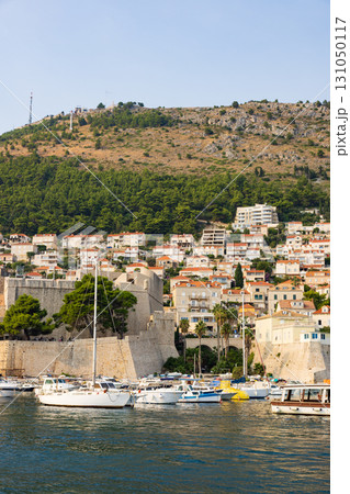ヨーロッパ、クロアチアのドゥブロヴニクの港とスルジ山の景色 131050117