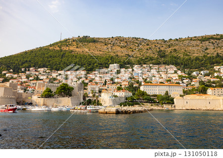 ヨーロッパ、クロアチアのドゥブロヴニクの港とスルジ山の景色 ヨーロッパ、クロアチアのドゥブロヴニクの港とスルジ山の景色 131050118