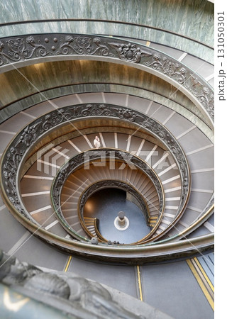バチカン美術館の有名な螺旋階段 美しい曲線と歴史的建築の絶景 バチカン美術館の有名な螺旋階段 美しい曲線と歴史的建築の絶景 131050301