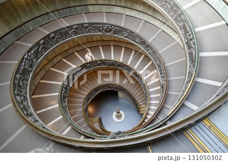 バチカン美術館の有名な螺旋階段 美しい曲線と歴史的建築の絶景 131050302