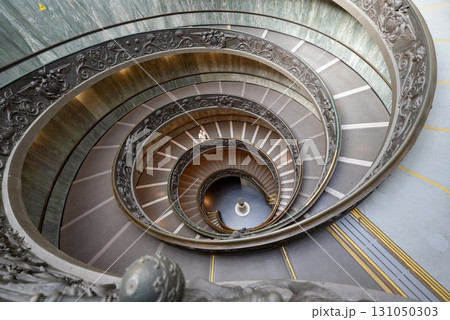 バチカン美術館の有名な螺旋階段 美しい曲線と歴史的建築の絶景 バチカン美術館の有名な螺旋階段 美しい曲線と歴史的建築の絶景 131050303