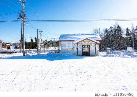 青空が広がる北海道美瑛町美馬牛駅のかわいい駅舎のある風景 青空が広がる北海道美瑛町美馬牛駅のかわいい駅舎のある風景 131050480